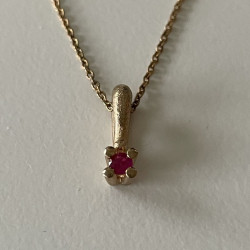 Guld Vedhæng 8 kt - mat med smuk rubin - inkl. kæde i forgyldt sølv - 1009390 - 1