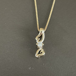 Guld Vedhæng 8 kt - 2 åbne hjerter delt af zirkonia inkl. kæde i forgyldt sølv - 1112415 - 1