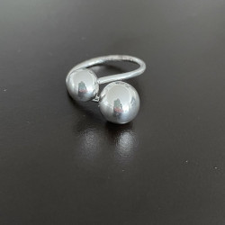 Sølv ring med 2 sølvkugler i to størrelser