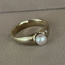 Ring 14 kt rødguld - Banket med Kultuperle 5,5mm og brillant 0,01W/VS