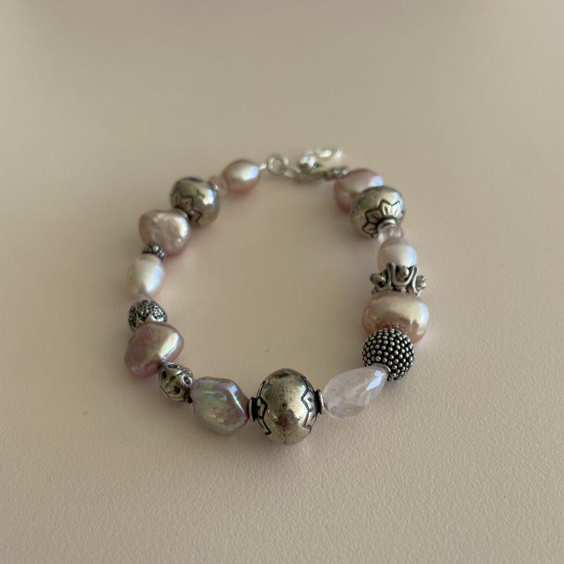 Armbånd med rosa ferskvandsperler og sølvkugler