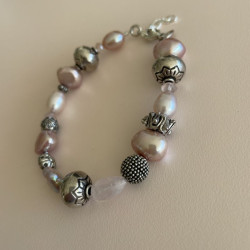 Armbånd med rosa ferskvandsperler og sølvkugler2