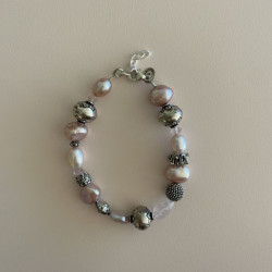 Armbånd med rosa ferskvandsperler og sølvkugler3