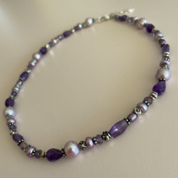Halskæde med lilla ferskvandsperler og sølvkugler2