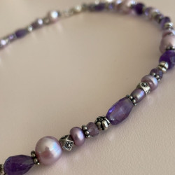 Halskæde med lilla ferskvandsperler og sølvkugler3