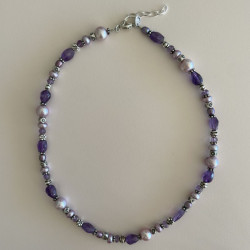 Halskæde med lilla ferskvandsperler og sølvkugler4