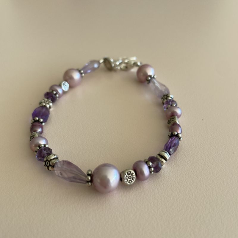 Armbånd med lilla ferskvandsperler og sølvkugler Armbånd med lilla ferskvandsperler og sølvkugler