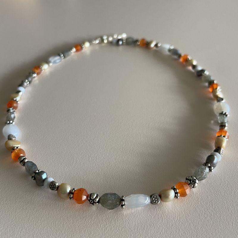 Halskæde med farvede sten ferskvandsperler