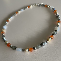 Halskæde med farvede sten ferskvandsperler2