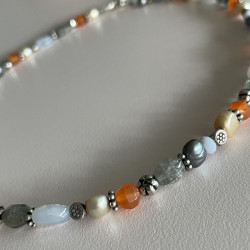 Halskæde med farvede sten ferskvandsperler3