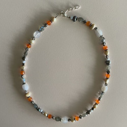 Halskæde med farvede sten ferskvandsperler5