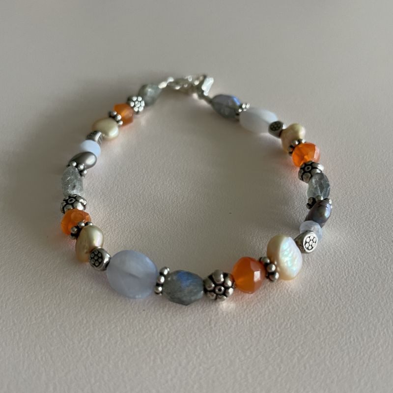 Armbånd med farvede sten ferskvandsperler