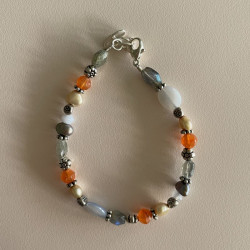 Armbånd med farvede sten ferskvandsperler2