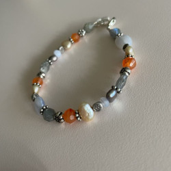 Armbånd med farvede sten ferskvandsperler3