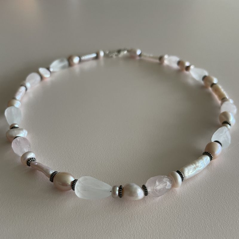 Halskæde med rosa kvarts og ferskvandsperler