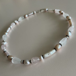 Halskæde med rosa kvarts og ferskvandsperler2