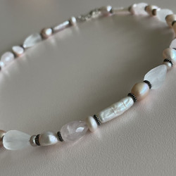 Halskæde med rosa kvarts og ferskvandsperler3