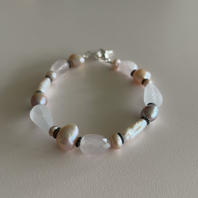 Armbånd med rosa kvarts og ferskvandsperler Armbånd med rosa kvarts og ferskvandsperler