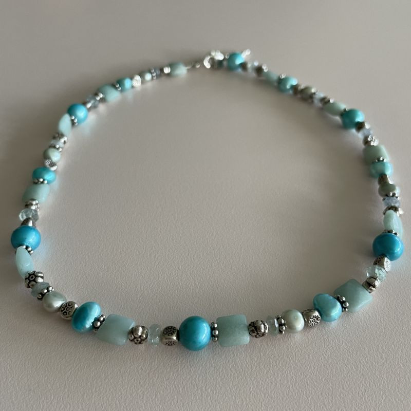Halskæde med lys blå kvarts, turkis ferskvandsperler og sølvkugler