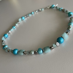 Halskæde med lys blå kvarts, turkis ferskvandsperler og sølvkugler2