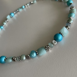 Halskæde med lys blå kvarts, turkis ferskvandsperler og sølvkugler3