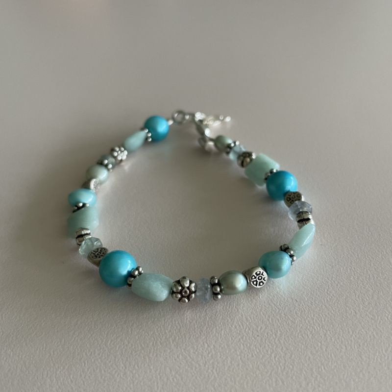 Armbånd med lys blå kvarts, turkis ferskvandsperler og sølvkugler