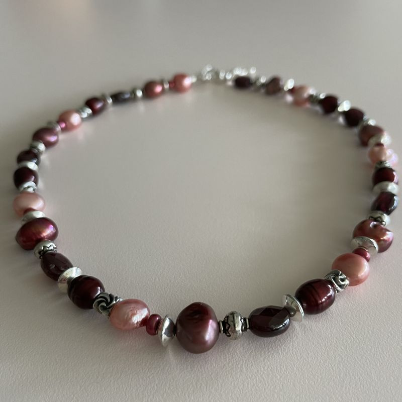 Halskæde med bordeaux-brunlige kvarts, ferskvandsperler og sølvkugler