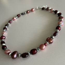 Halskæde med bordeaux-brunlige kvarts, ferskvandsperler og sølvkugler2