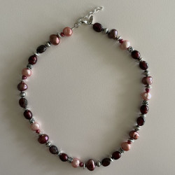 Halskæde med bordeaux-brunlige kvarts, ferskvandsperler og sølvkugler3