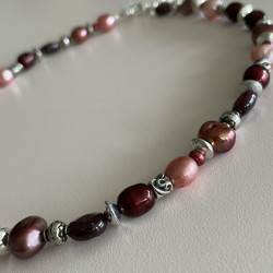 Halskæde med bordeaux-brunlige kvarts, ferskvandsperler og sølvkugler4
