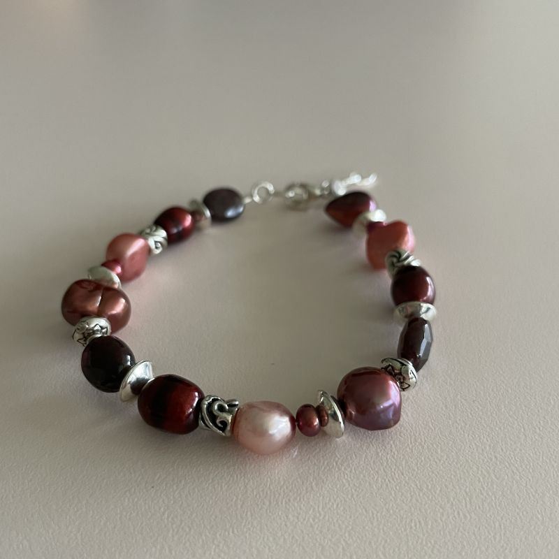 Armbånd med bordeaux-brunlige kvarts, ferskvandsperler og sølvkugler