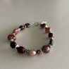 Armbånd med bordeaux-brunlige kvarts, ferskvandsperler og sølvkugler