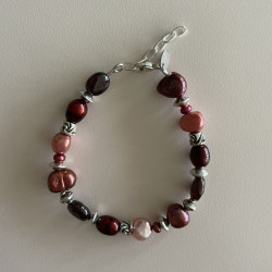 Armbånd med bordeaux-brunlige kvarts, ferskvandsperler og sølvkugler2