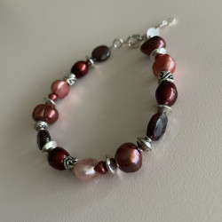 Armbånd med bordeaux-brunlige kvarts, ferskvandsperler og sølvkugler3