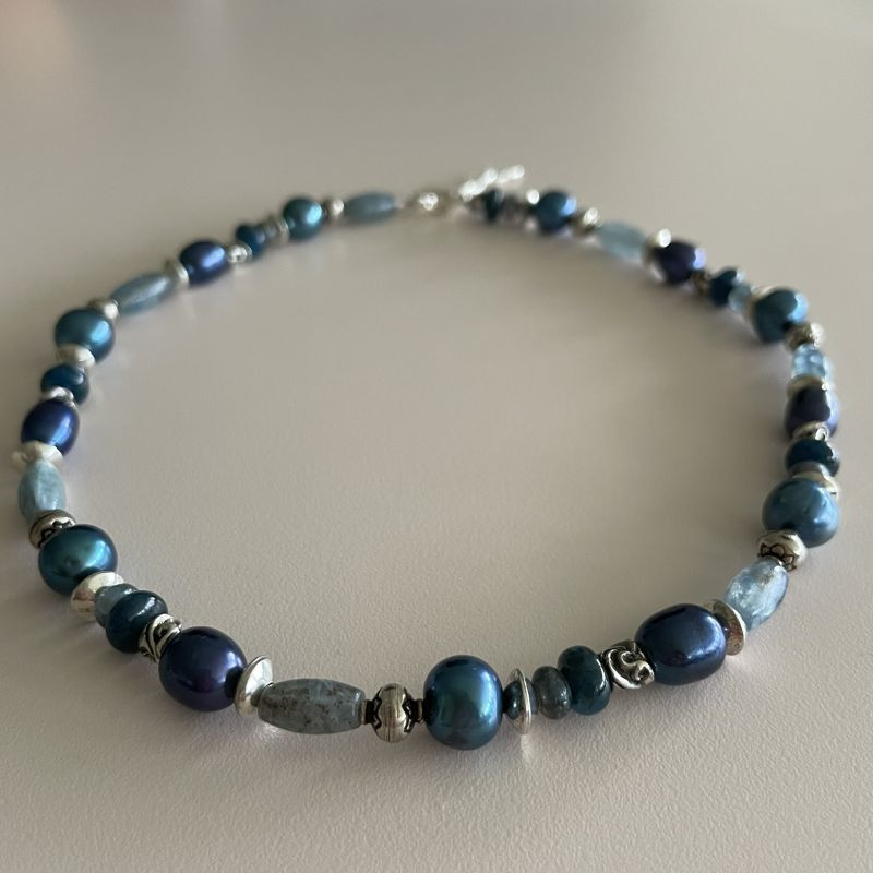 Halskæde med blå kvarts, ferskvandsperler og sølvkugler