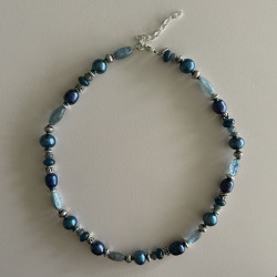 Halskæde med blå kvarts, ferskvandsperler og sølvkugler4