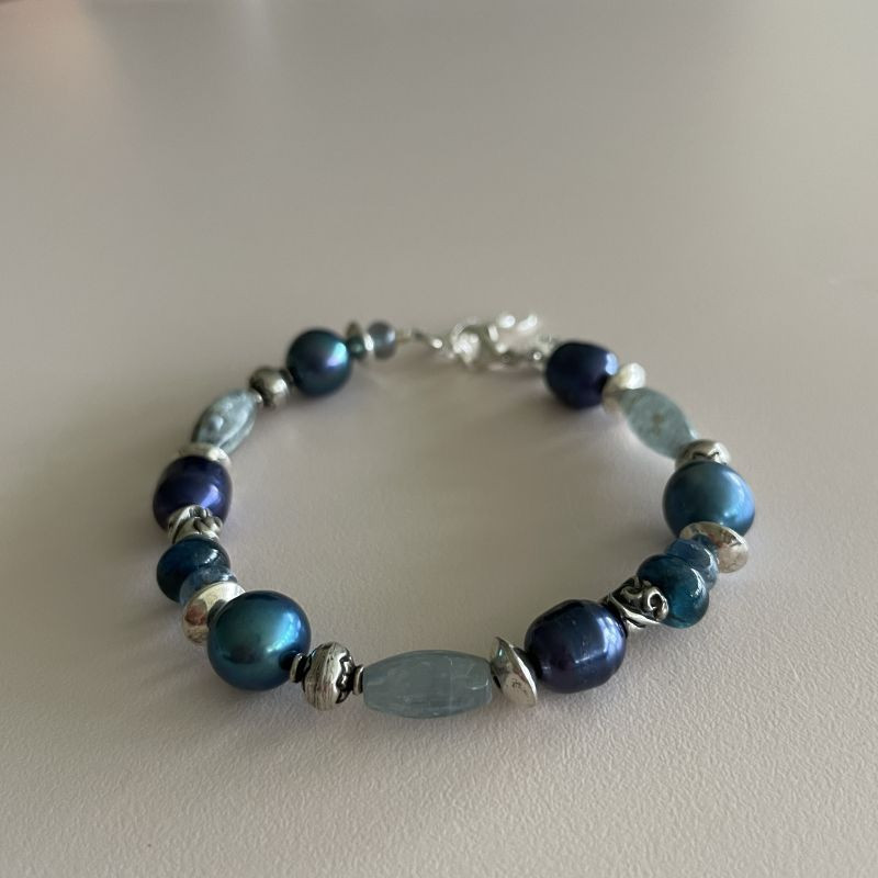 Armbånd med blå kvarts, ferskvandsperler og sølvkugler