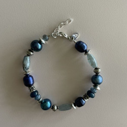 Armbånd med blå kvarts, ferskvandsperler og sølvkugler2