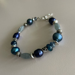 Armbånd med blå kvarts, ferskvandsperler og sølvkugler3