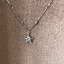 Halskæde i 18 kt hvidguld med stjernevedhæng med brillanter 0,08ct 3