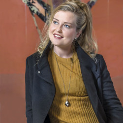 Halskæde i sølv med skæv dråbe vedhæng - 16254026 - 2