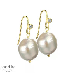 Ørebøjler med barokke perler og zirkonia - Betsy - 4599